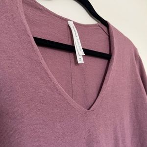 Aritzia The Group by Babaton LUXE V-NECK COTTON CASHMERE SWEATER MAUVE XS